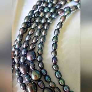 67 inches of peacock colored pearls! Gorgeous multi size pearls no clasp strand